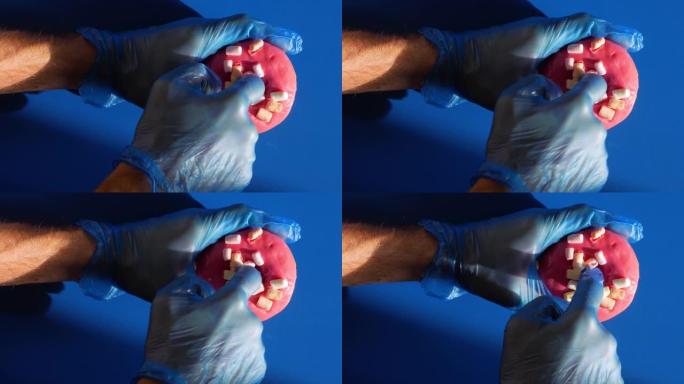 医生泌尿科医生在医用手套做前列腺按摩。泌尿外科男性性健康概念。用奶油润滑将手指浸入甜甜圈孔中。前列腺