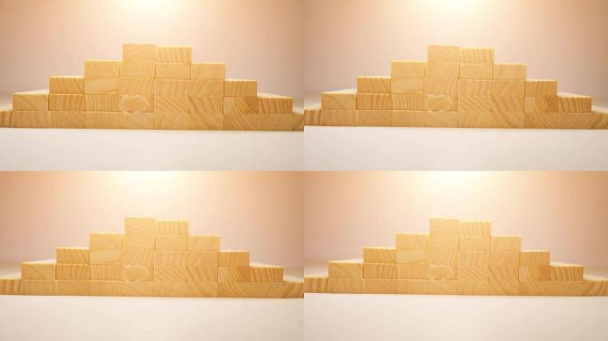 木块是堆叠的。用于多米诺骨牌游戏。阳光的动画。缩小镜头。堆叠成楼梯的形状。