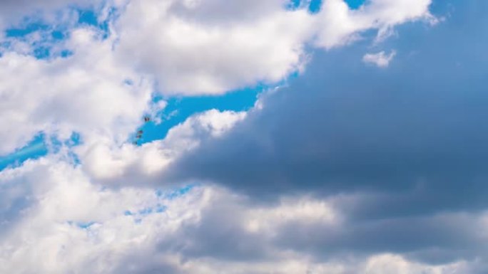 喷气式客机在浓云上方飞过晴朗的蓝天