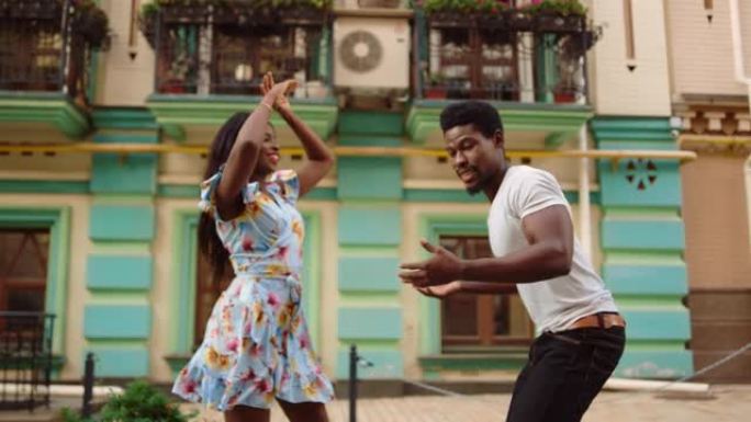 非洲舞者在户外跳舞。非洲夫妇在街上跳舞