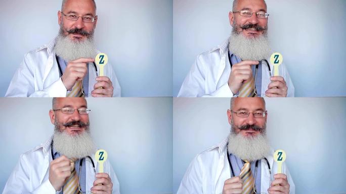 成熟的大胡子言语治疗师显示字母Z，并解释如何正确发音。好医生。灰色背景。