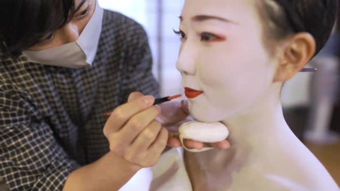 员工向客户申请特殊的 “maiko” (培训中的艺妓) 化妆-第2部分，共2部分