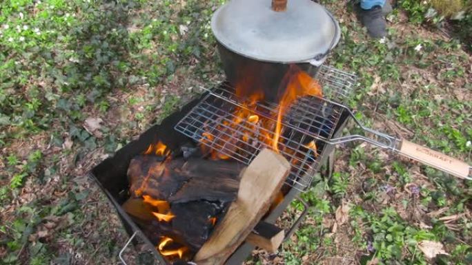森林里的圆顶硬礼帽着火了。用新鲜空气烹饪