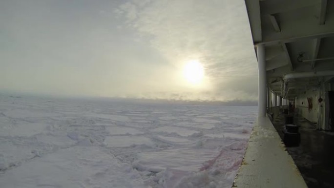 破冰船穿过冰原。