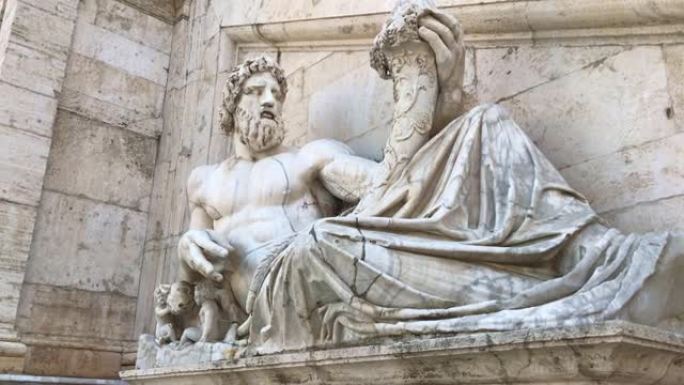 古代哲学家和思想家的大理石雕像