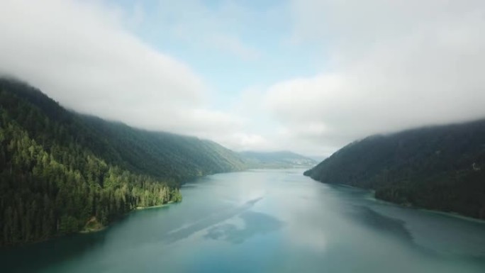 奥地利魏森湖的田园诗般的全景。湖被高阿尔卑斯山环绕。平静的水反映了它表面的山脉。山峰上方几乎没有云。