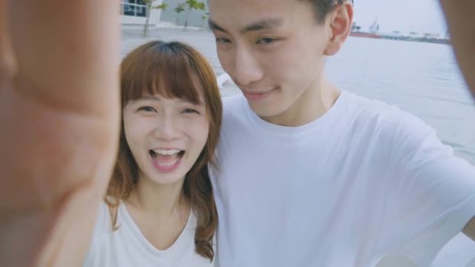 亚洲情侣使用智能手机自拍