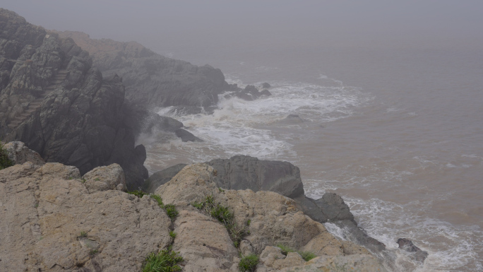 恶劣天气海浪拍打岩石