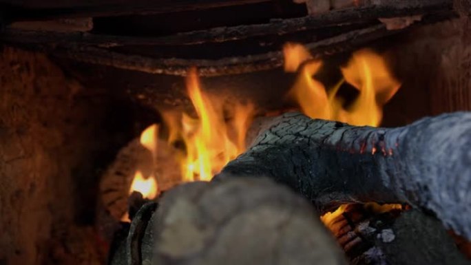 在传统的亚洲炉灶中关闭木材燃烧的火