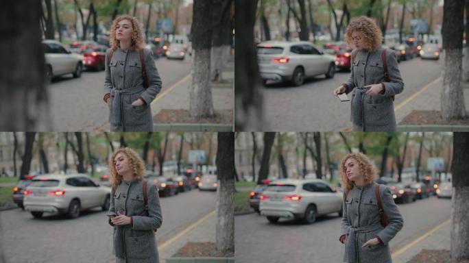 女人在等出租车，当时看着智能手机