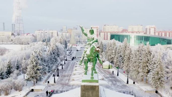 冬季俄罗斯城市的最佳景观。乌法市的鸟瞰图，萨拉维特·尤拉耶夫 (Salavat Yulaev) 的纪