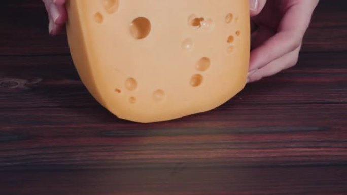 半软部分脱脂瑞士奶酪的大楔形