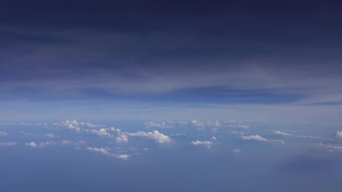 从飞机上看天空中的高云