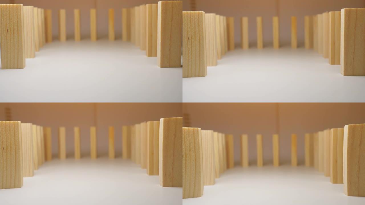 木块是堆叠的。用于多米诺骨牌游戏。阳光的动画。从下到上倾斜镜头。所有块都是直立的。