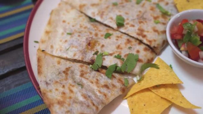 墨西哥玉米饼和西红柿蘸玉米片的特写 -- 墨西哥玉米饼是墨西哥三明治的一种菜肴 -- 自制墨西哥美食