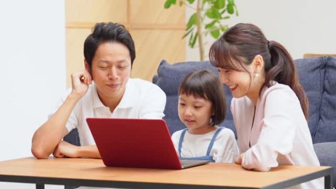 亚洲家庭在家中使用笔记本电脑