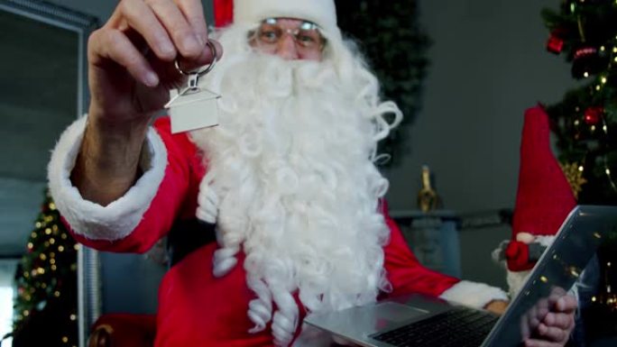 拿着汽车钥匙扣的圣诞老人肖像特写