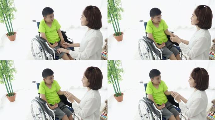 残疾庇护所的亚洲女性志愿者和脑瘫男孩