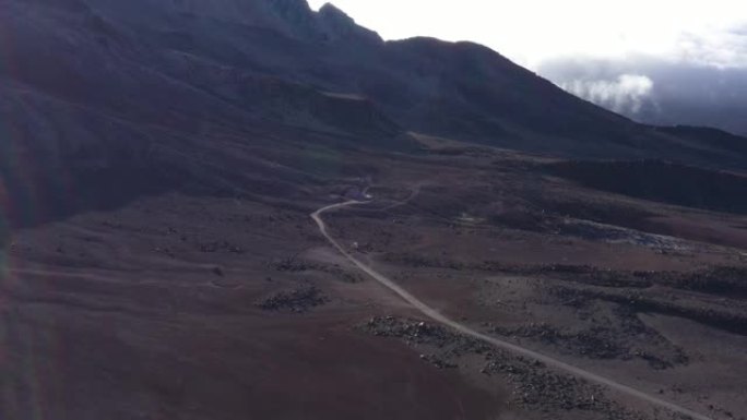 鸟瞰图在chimborazo vulcano山坡上的一条土路上缓慢飞行，到达第一个难民
