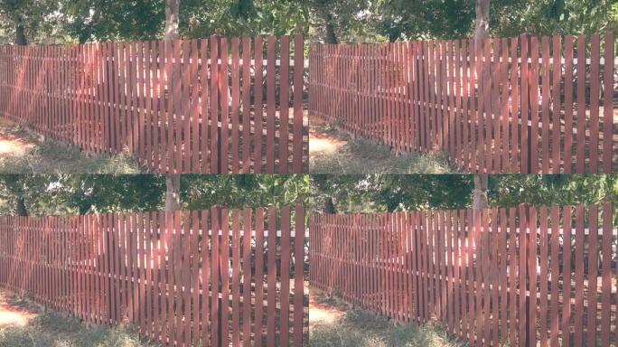 中午的红色木栅栏