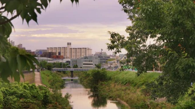 黄昏时横滨和鹤见川近郊的住宅区