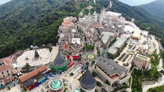 越南岘港著名旅游胜地巴纳山顶城堡景观的鸟瞰图。