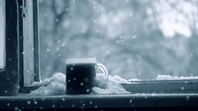 冬天阴天，一杯热咖啡站在窗台上。