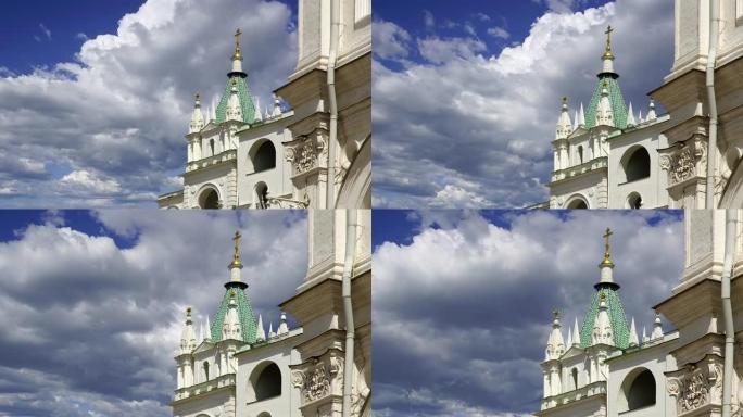 伊凡在飘动的云中看着大钟。俄罗斯莫斯科的克里姆林宫