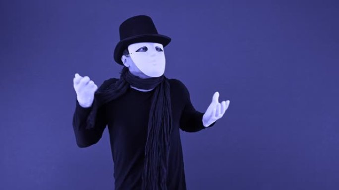 白色面具的哑剧 -- 脸、帽子和白手套塑性跳舞，在蓝色背景上表达情感。