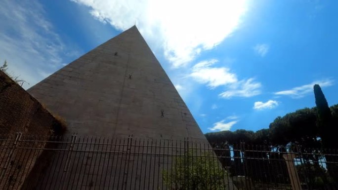 从Cestia金字塔下方拍摄，在蓝天下脱颖而出