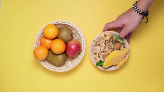 黄色背景下的各种干果和生果，健康食品概念