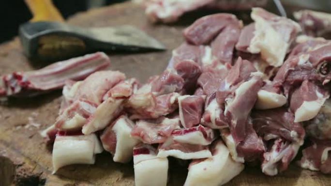 现成的屠宰羊肉，用于烹饪烤肉串
