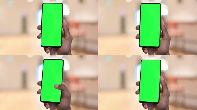 使用色度屏幕智能手机的非洲男子特写