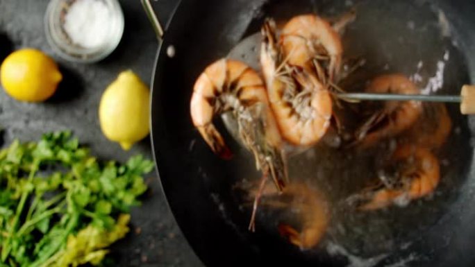 用沸水在平底锅里煮虾。