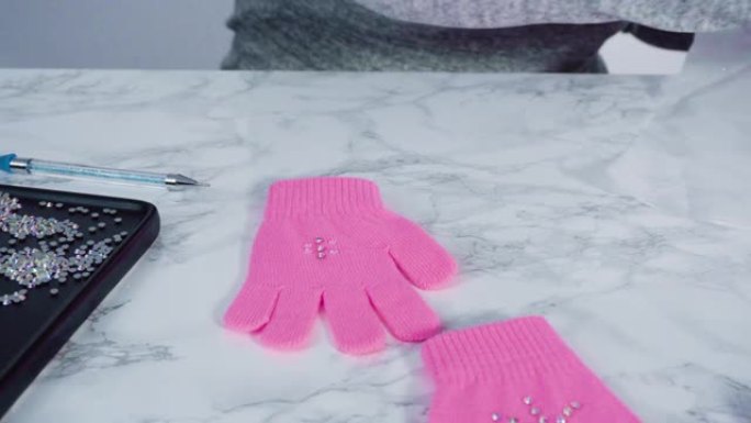 雪花形状的水钻粉色儿童手套。