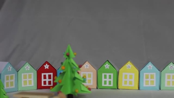 折纸降临日历。带圣诞树和纸房子的微型，季节性工艺