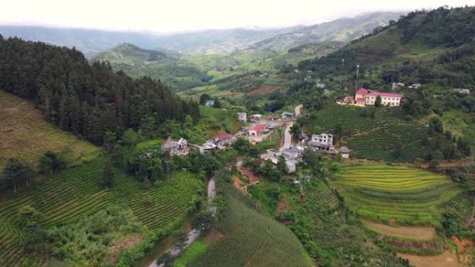 山里的一个小镇，有公路、水稻和蔬菜种植园。