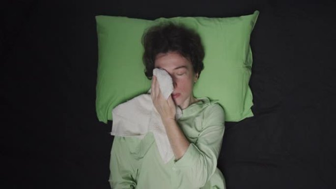 女人躺在床上有感冒和烟道症状