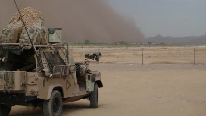 对抗阿富汗沙漠风暴的军车