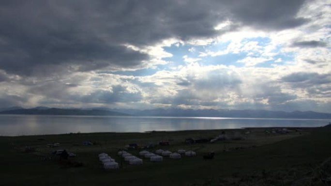蒙古包和小屋，位于蒙古Hubsugul湖畔。