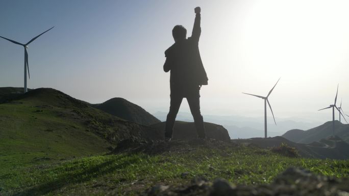 登顶成功  振臂高呼   摇旗呐喊