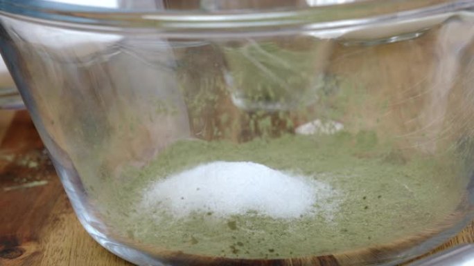 在家庭厨房准备Dalgona抹茶拿铁