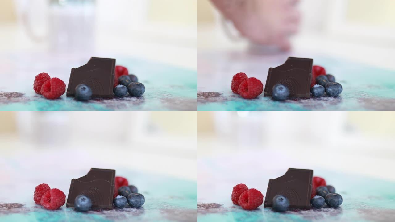 在五颜六色的餐垫上咬过的巧克力棒和浆果