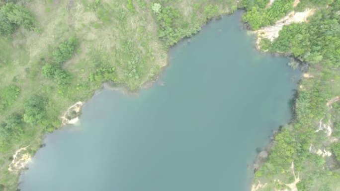 美丽湖泊4k无人机视频高出水面和沿海地区