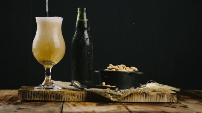 秘鲁比尔森啤酒倒入玻璃杯中，侧面装有玉米