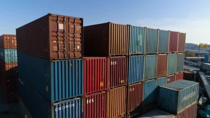 俄罗斯叶卡捷琳堡-2020年10月17日: 从货物货运船进口的工业集装箱箱，成排的货物运输集装箱，工