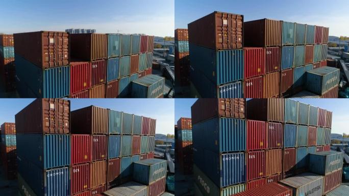 俄罗斯叶卡捷琳堡-2020年10月17日: 从货物货运船进口的工业集装箱箱，成排的货物运输集装箱，工