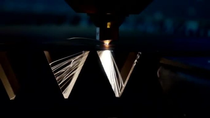 激光金属加工: 切割和焊接。自动工作机器人焊机