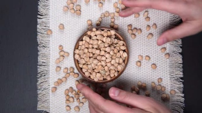 生鹰嘴豆放在碗里。鹰嘴豆是营养食品。健康天然素食