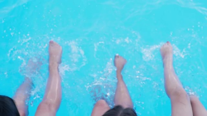 夏天休息，快乐美丽的女孩享受游泳池放松，在快乐的周末在水中放松双腿